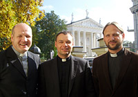 Kun. S. Bužauskas, kun. R. Šalaševičius, kun. Marius Žitkauskas, 2011 m.
