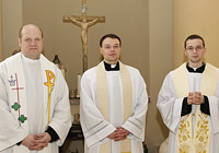Kun. S. Bužauskas, kun. R. Šalaševičius, kun. Nerijus Grigaliūnas, 2010 m. Dainiaus Tunkūno fotografija