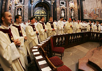 Neopresbiterių malda prie Šv. Kazimiero relikvijų. Dainiaus Tunkūno fotografija