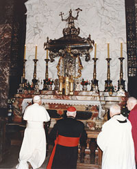 Popiežius Jonas Paulius II prie šv. Kazimiero relikvijų 1993 m. rugsėjo 4 d. 