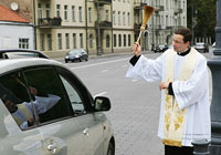 Vairuotojų ir jų automobilų palaiminimas prie  Vilniaus arkikatedros. Dainiaus Tunkūno fotografija